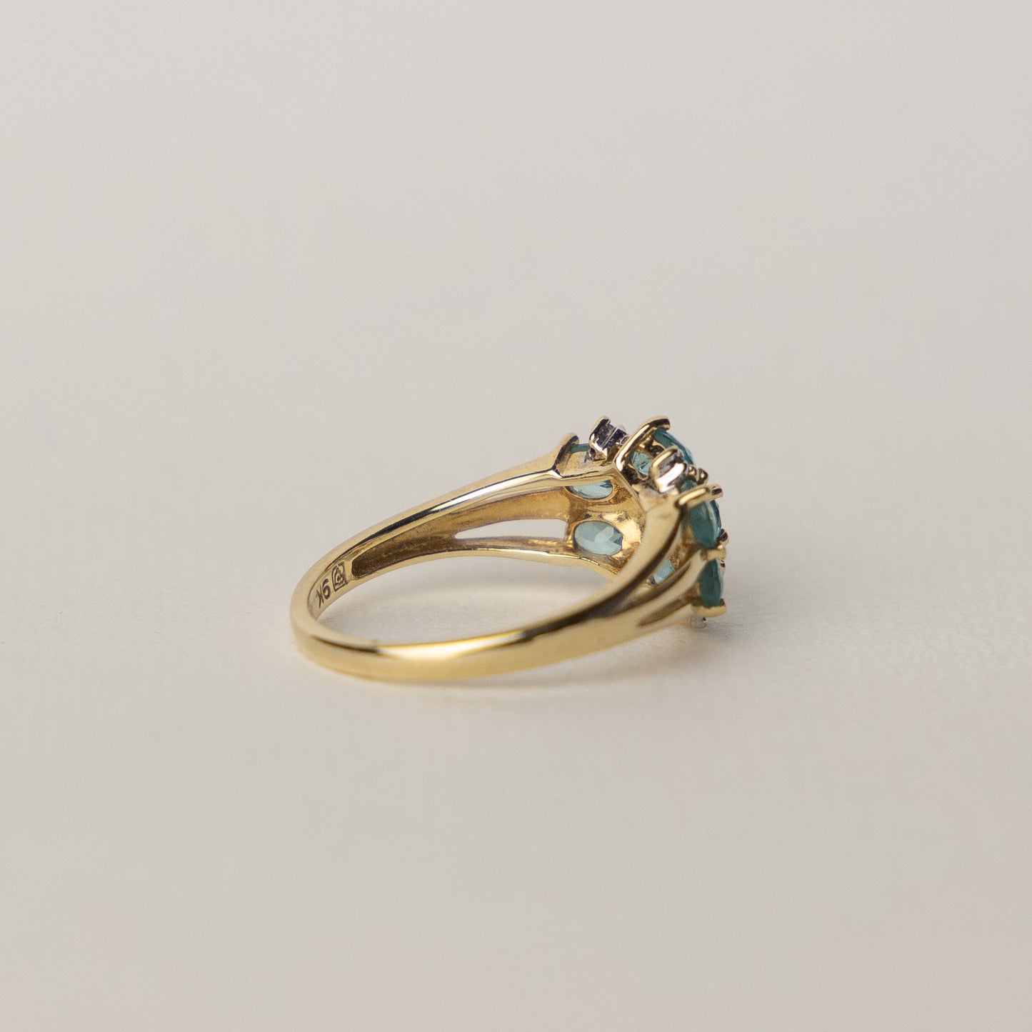 9 carat gold topaz diamond ring