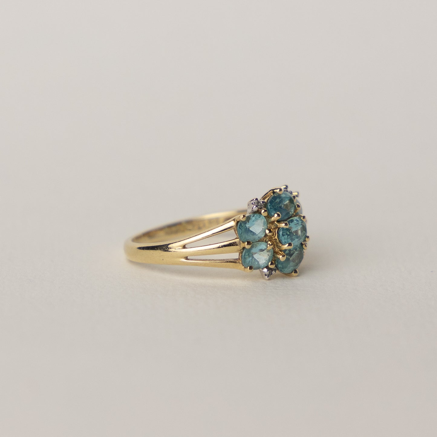 9 carat gold topaz diamond ring