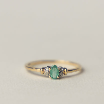 9 carat oval cut emerald diamond ring