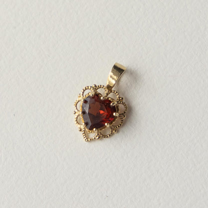 9ct garnet heart pendant