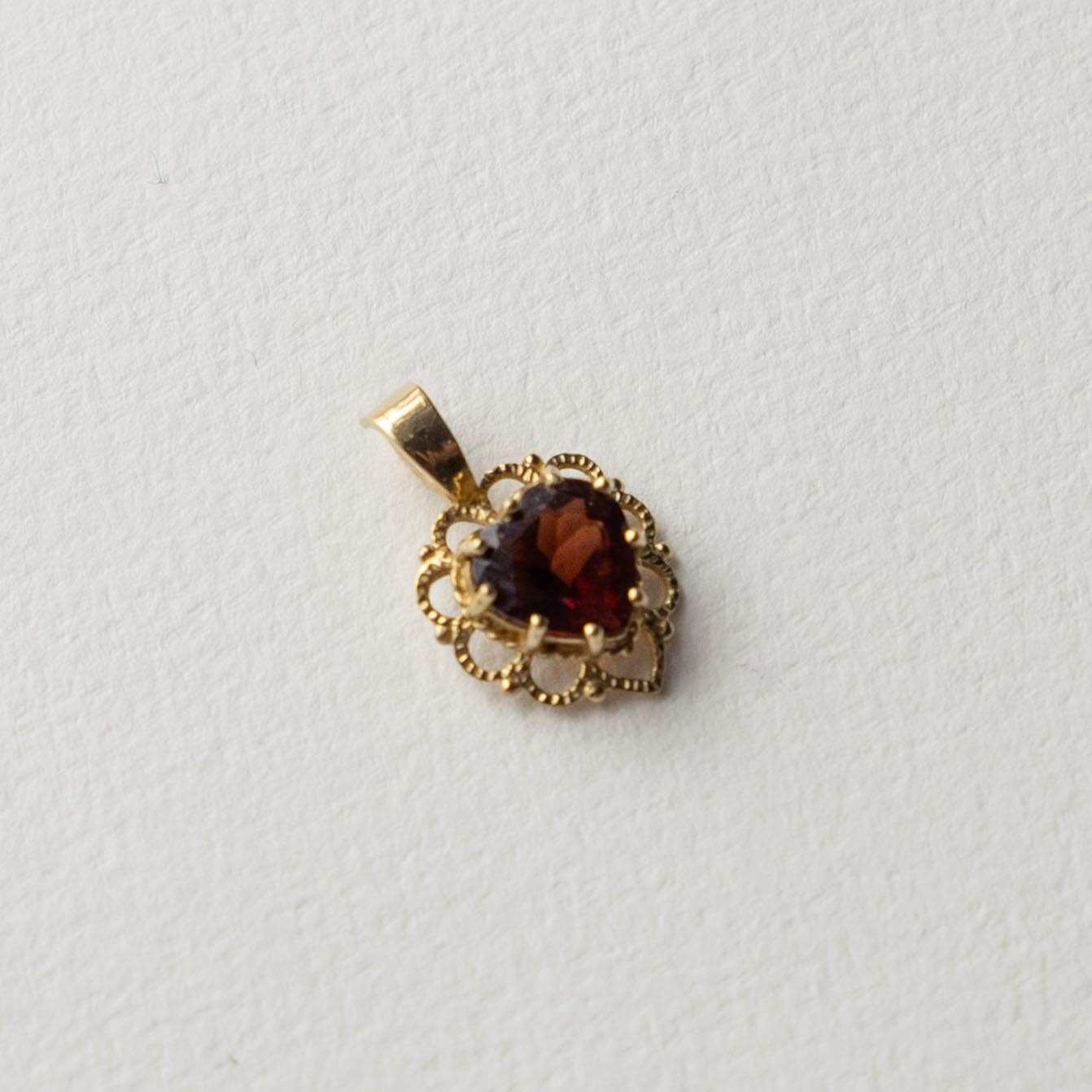 9ct garnet heart pendant