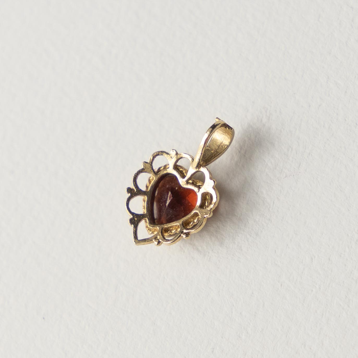 9ct garnet heart pendant