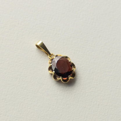 14ct garnet pendant