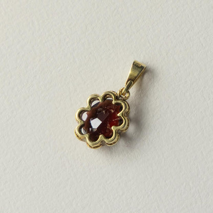 14ct garnet pendant