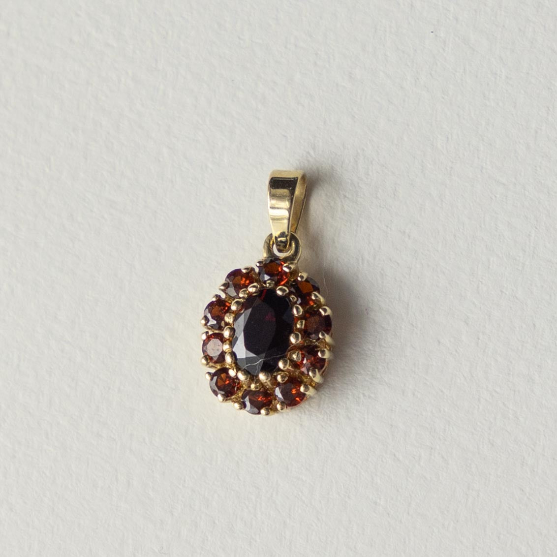 9ct garnet cluster pendant
