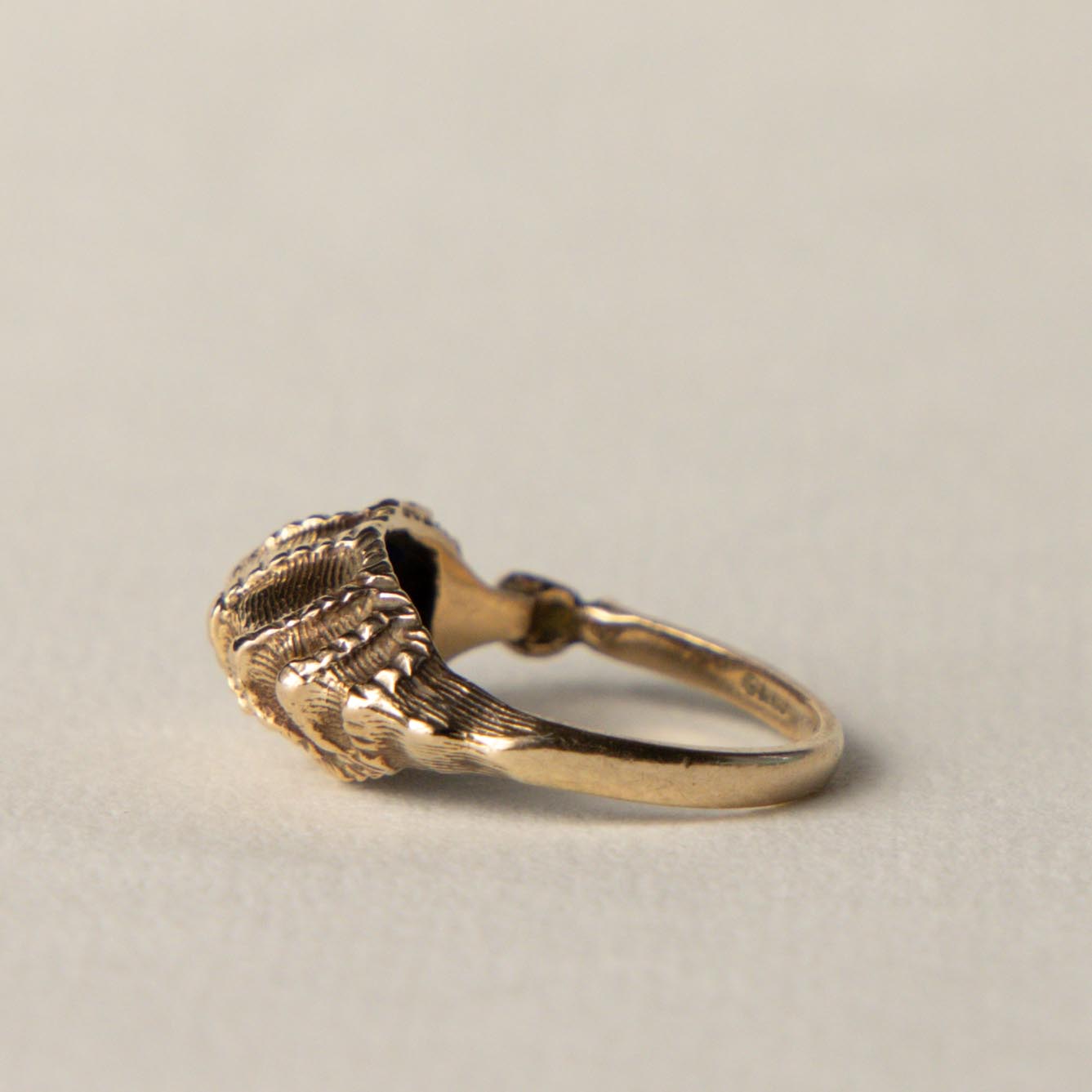 9ct seahorse sapphire ring
