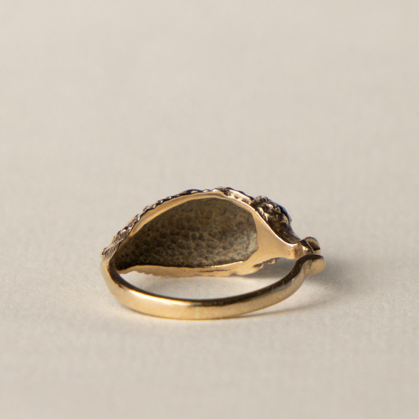 9ct seahorse sapphire ring