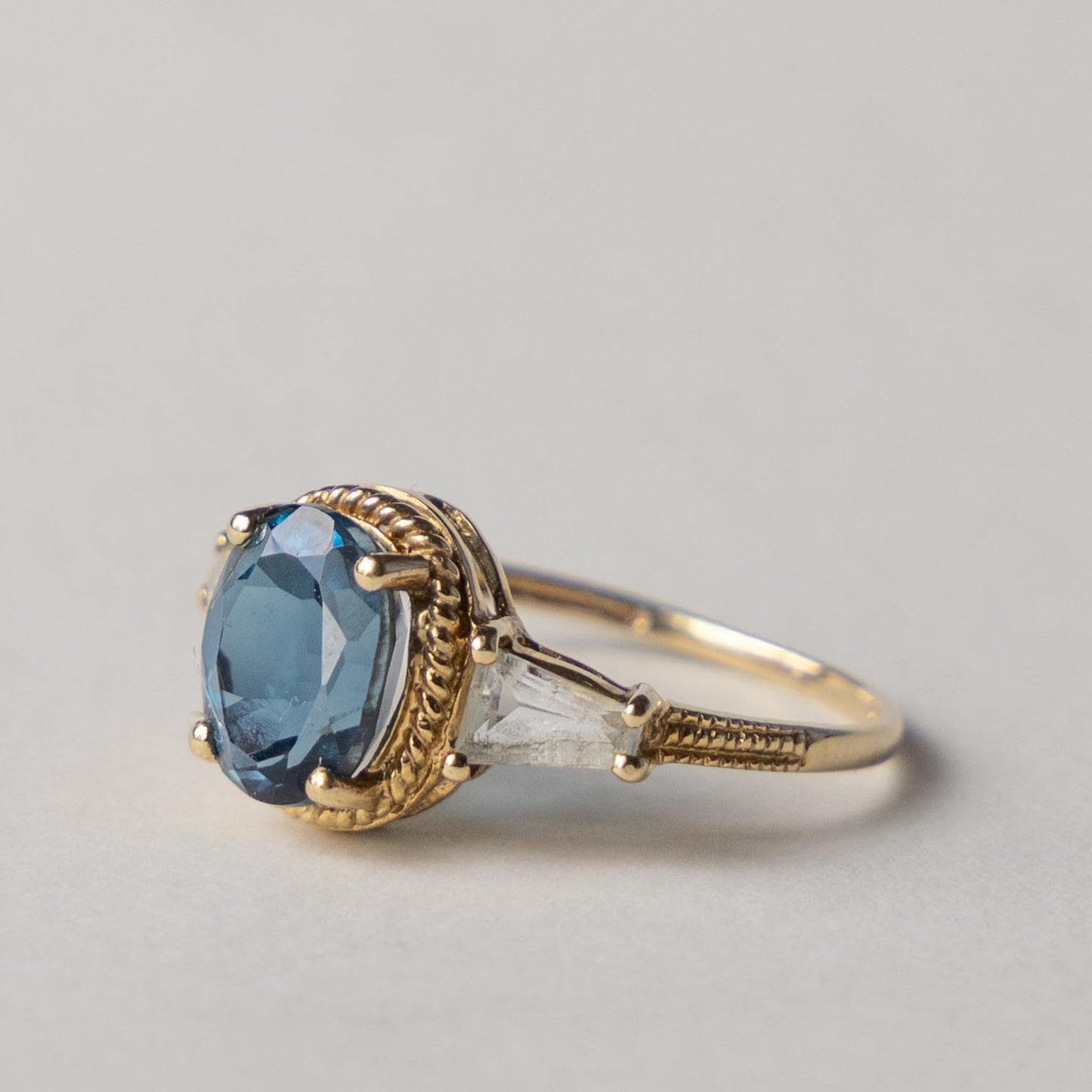 9ct blue & white topaz