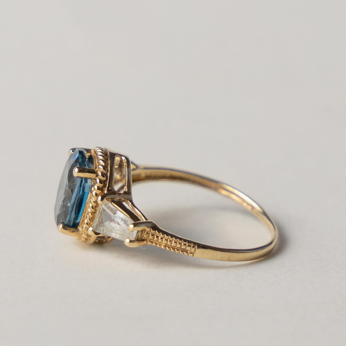 9ct blue & white topaz
