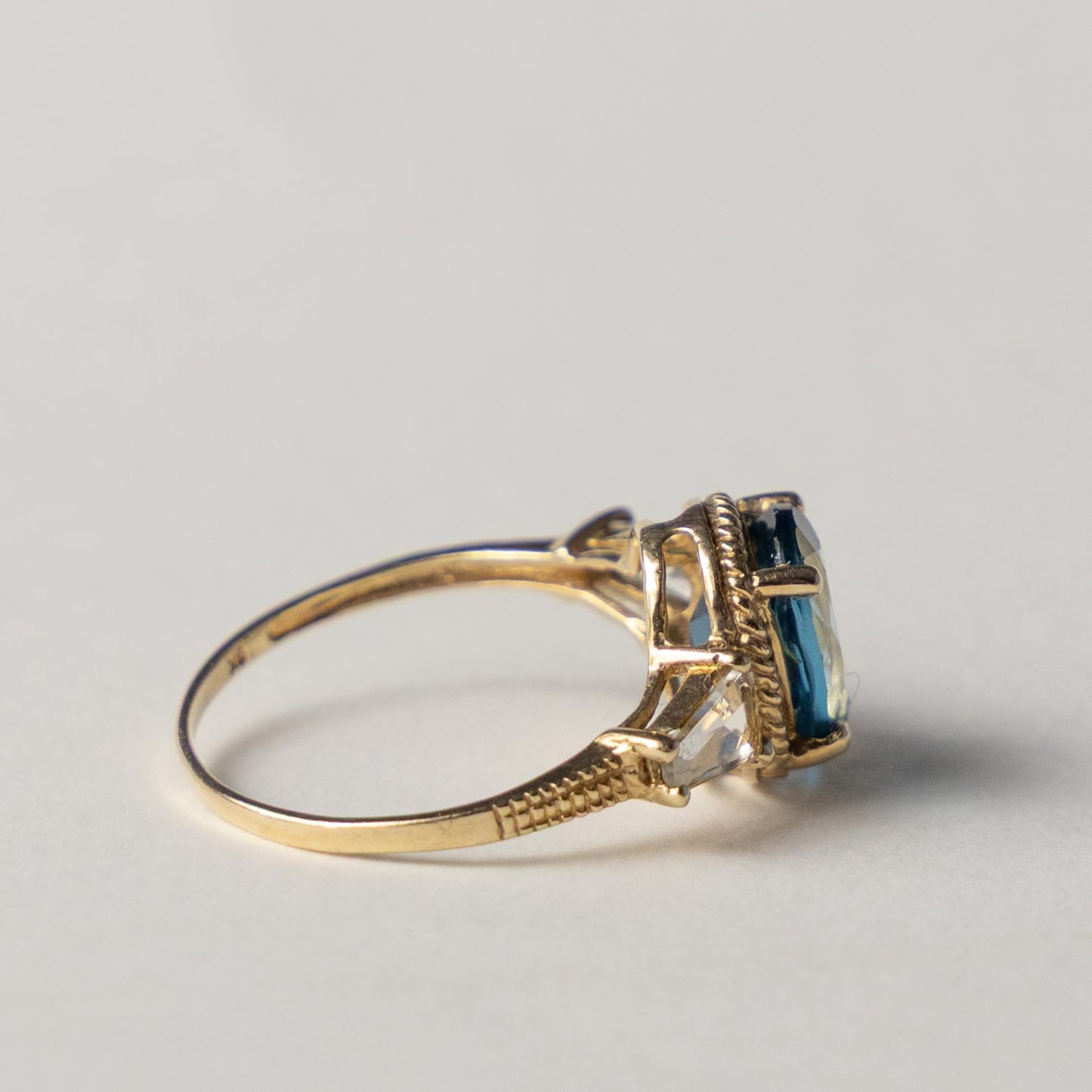 9ct blue & white topaz