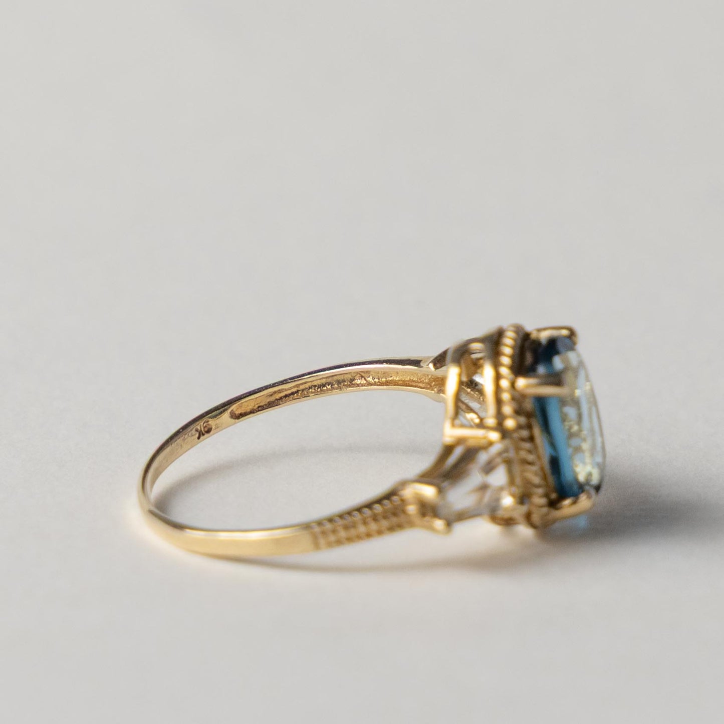 9ct blue & white topaz