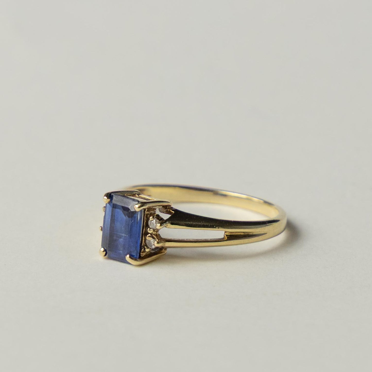 9ct sapphire & diamond solitaire