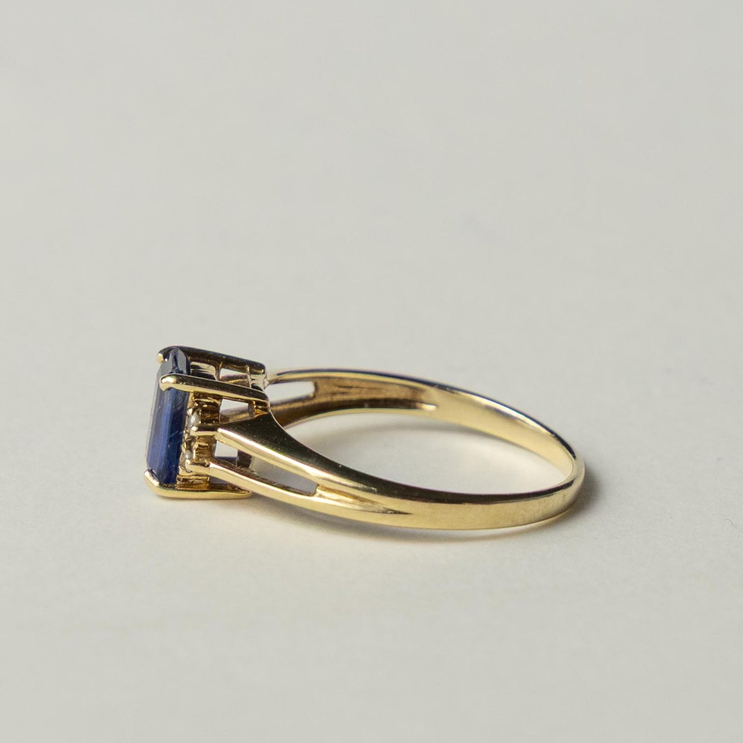 9ct sapphire & diamond solitaire