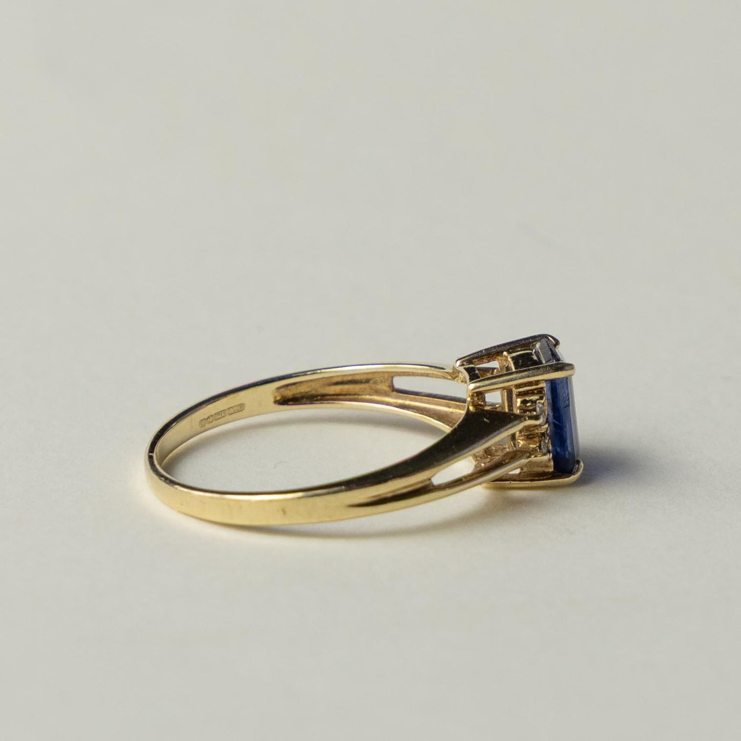 9ct sapphire & diamond solitaire