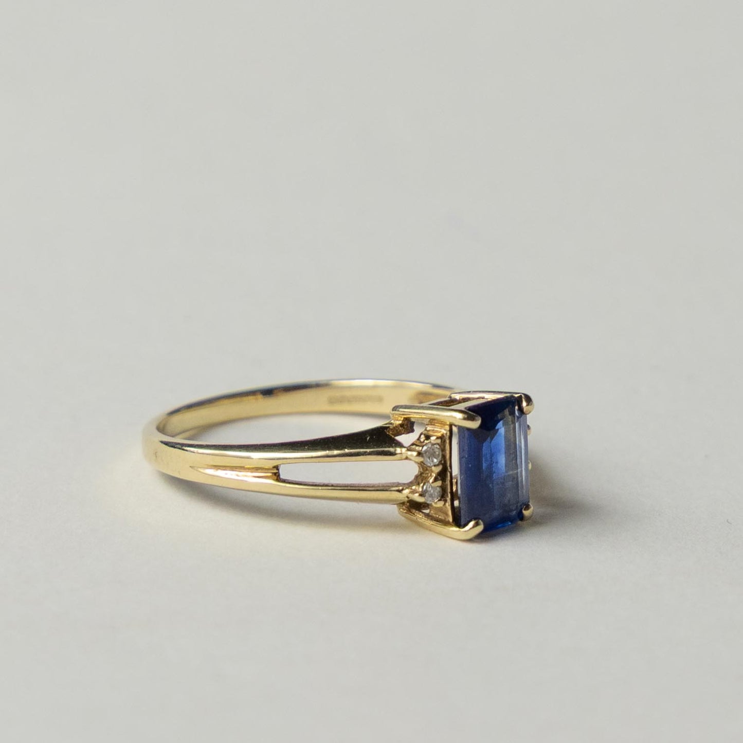 9ct sapphire & diamond solitaire