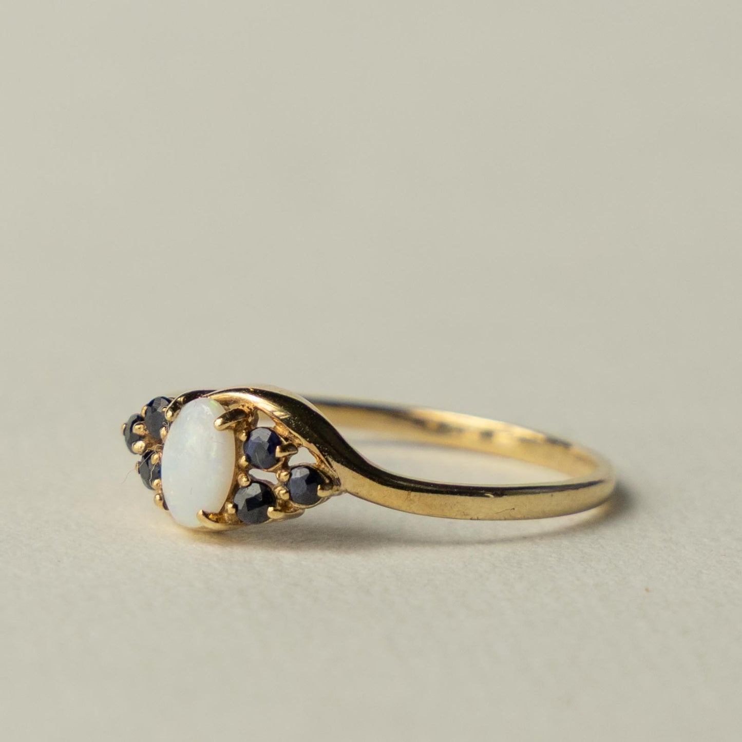 9ct opal & sapphire ring