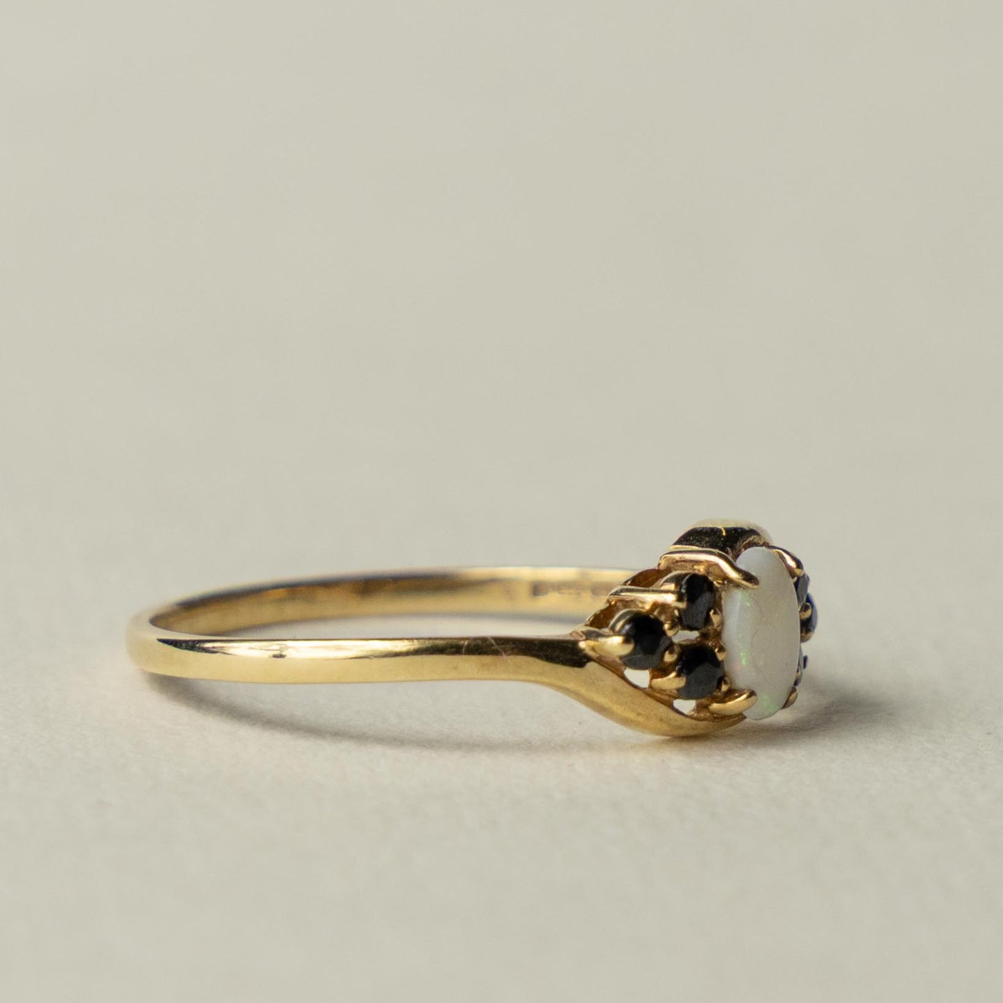 9ct opal & sapphire ring