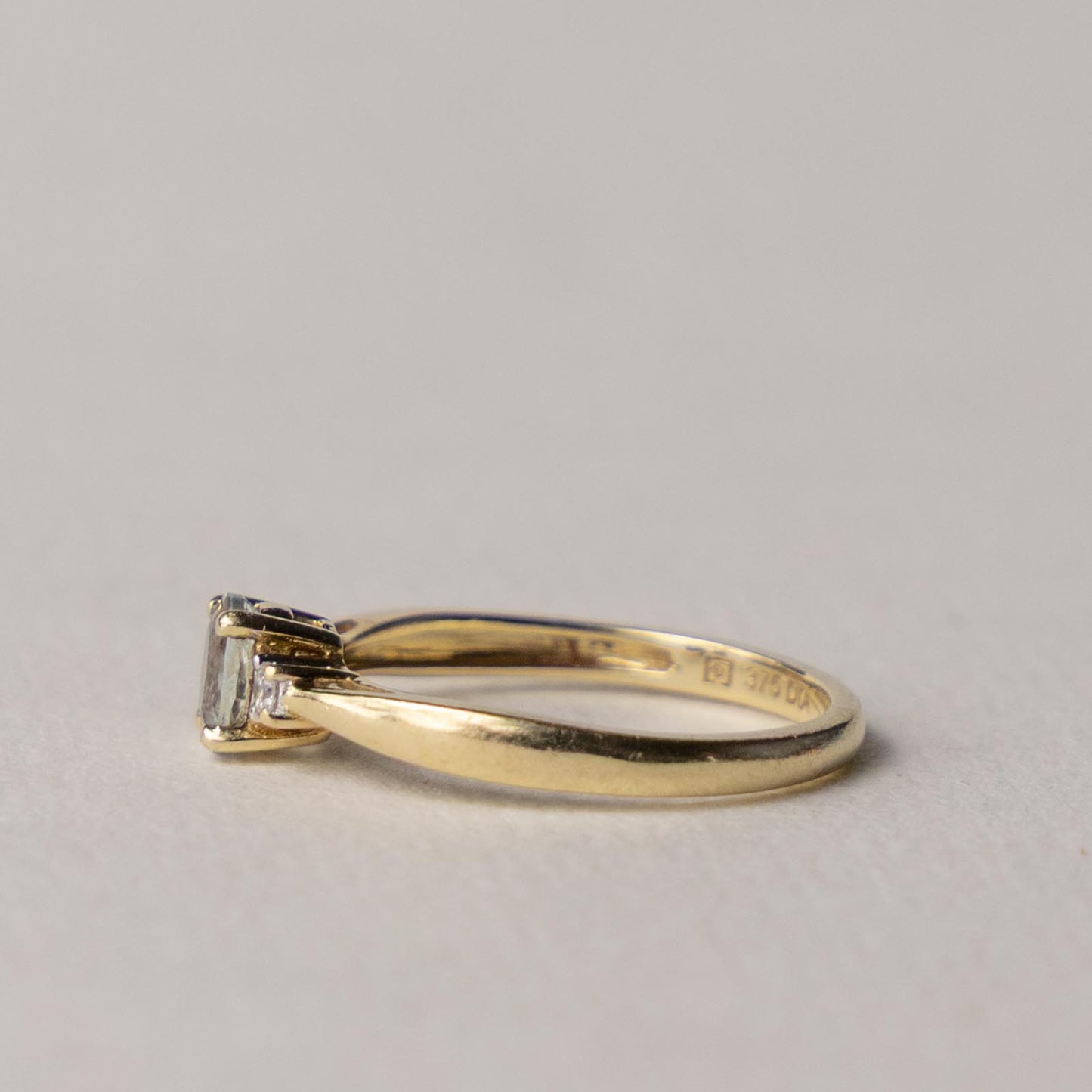 9ct topaz & diamond solitaire