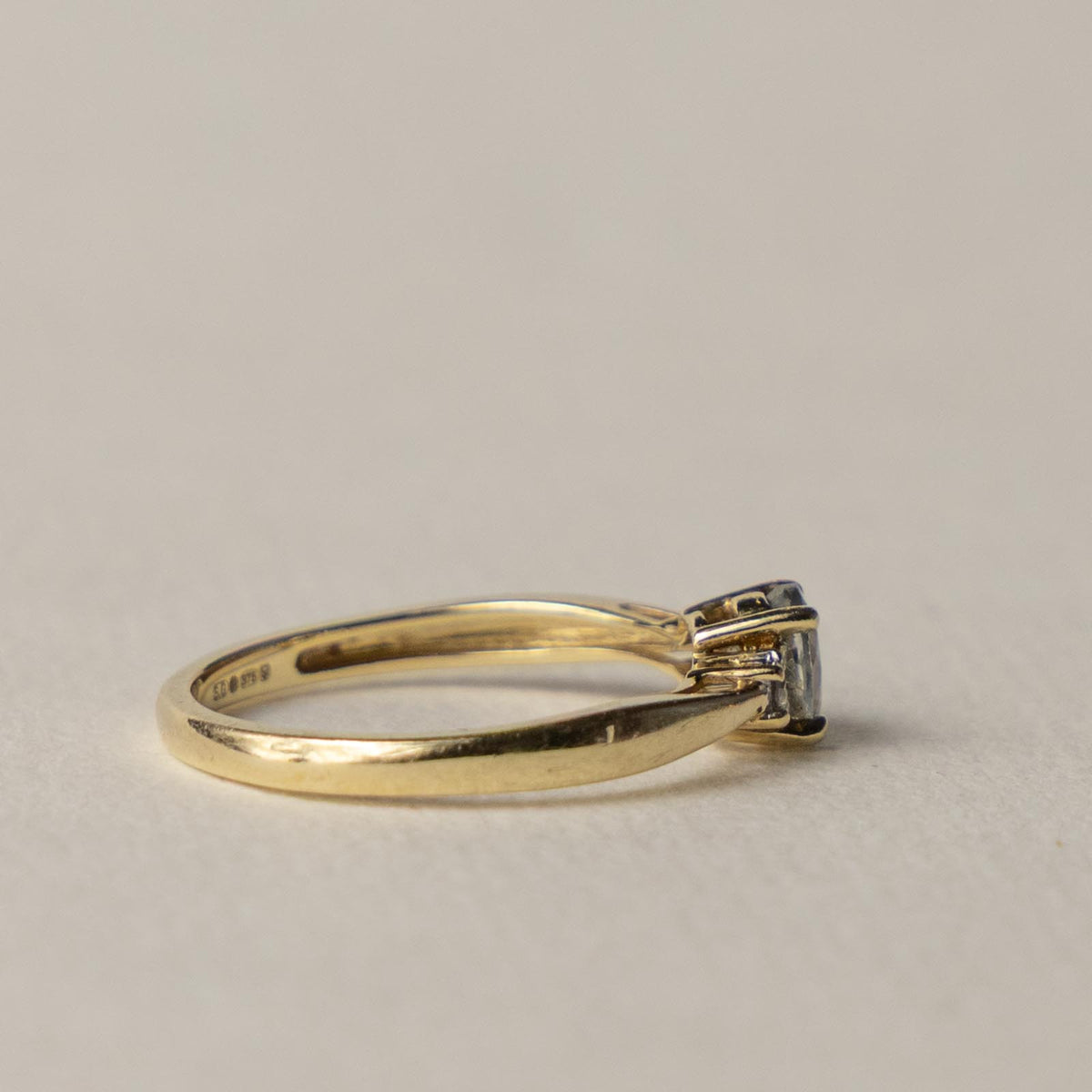 9ct topaz & diamond solitaire