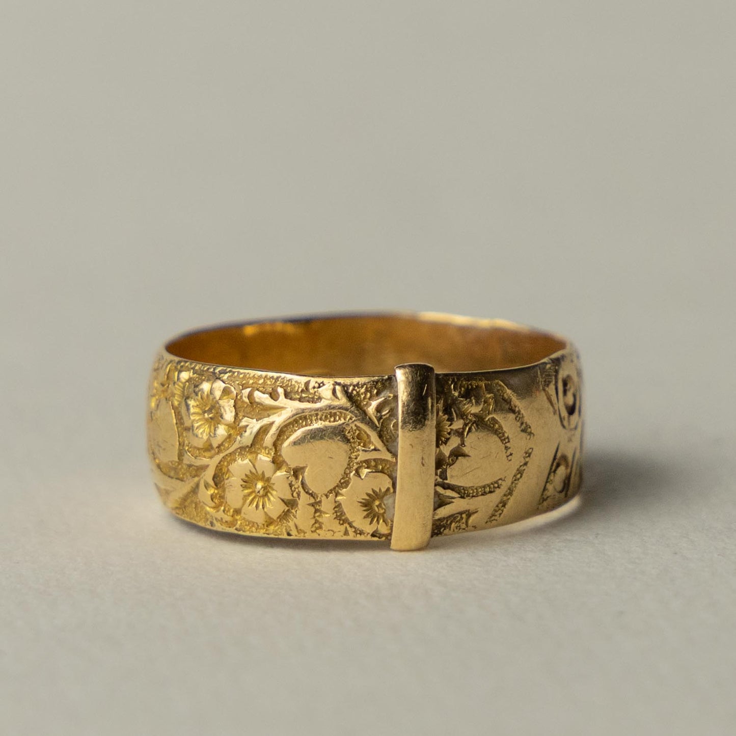 antique 18ct engraved wedding band ring