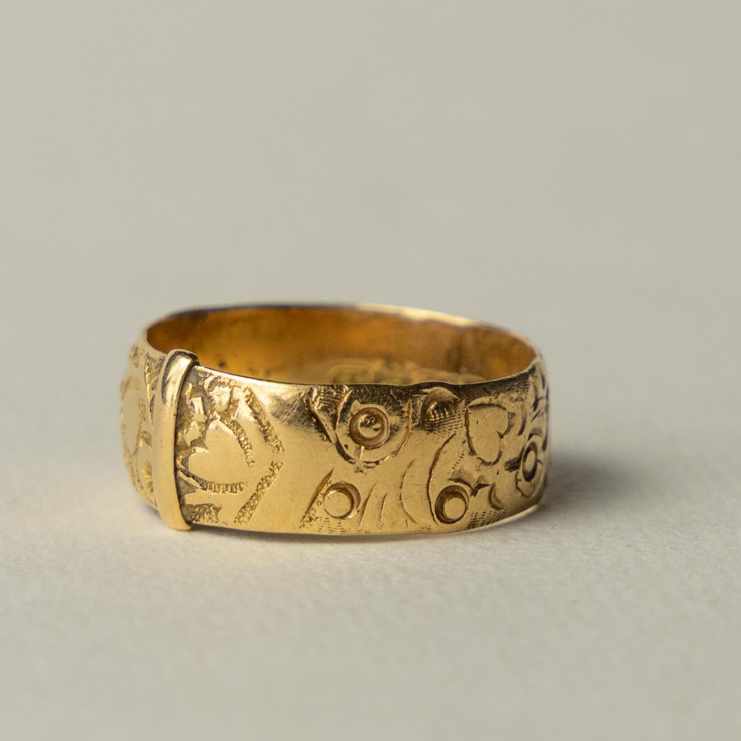 antique 18ct engraved wedding band ring