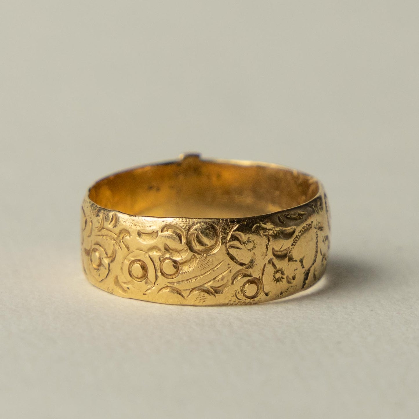 antique 18ct engraved wedding band ring