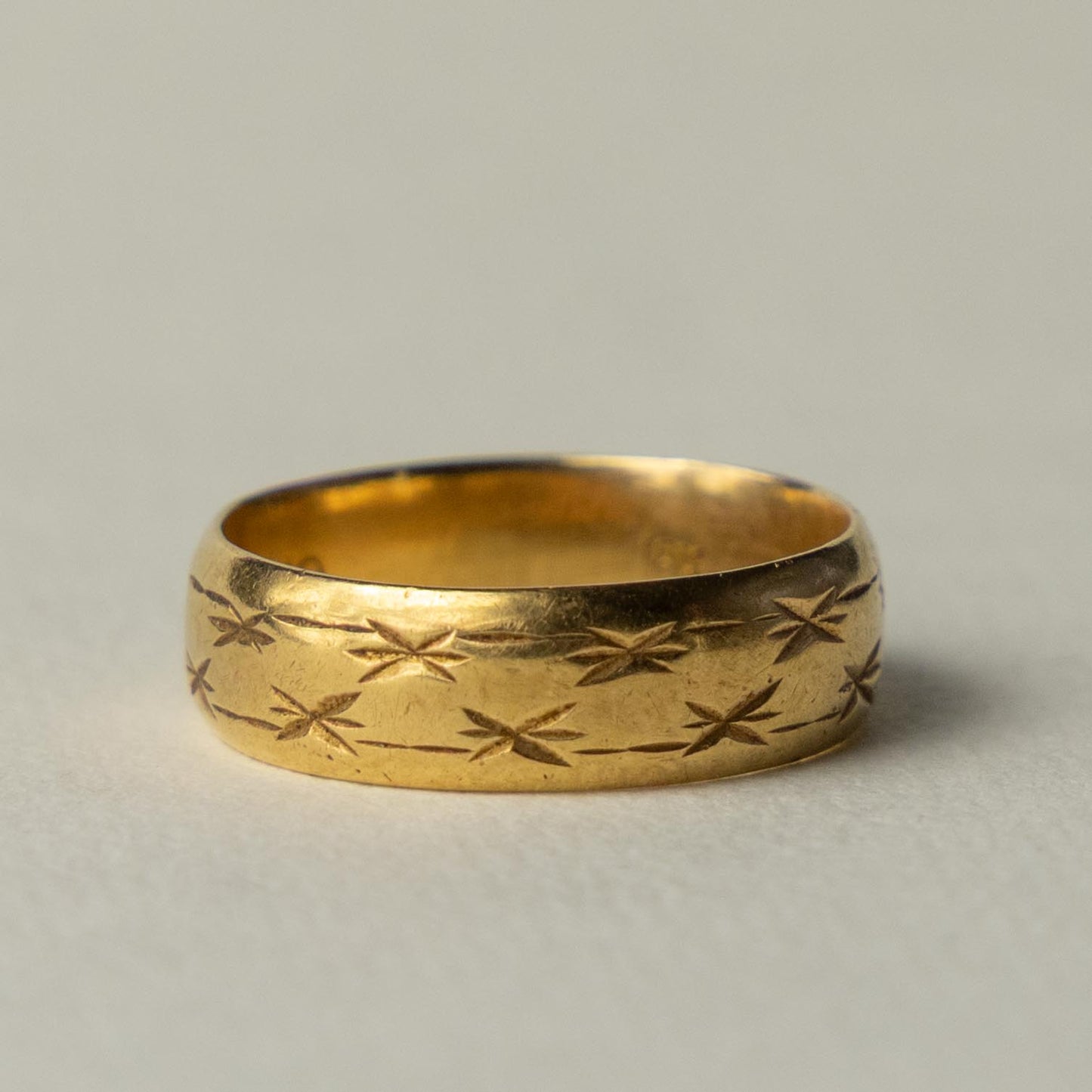 vintage 18ct gold patterned band ring