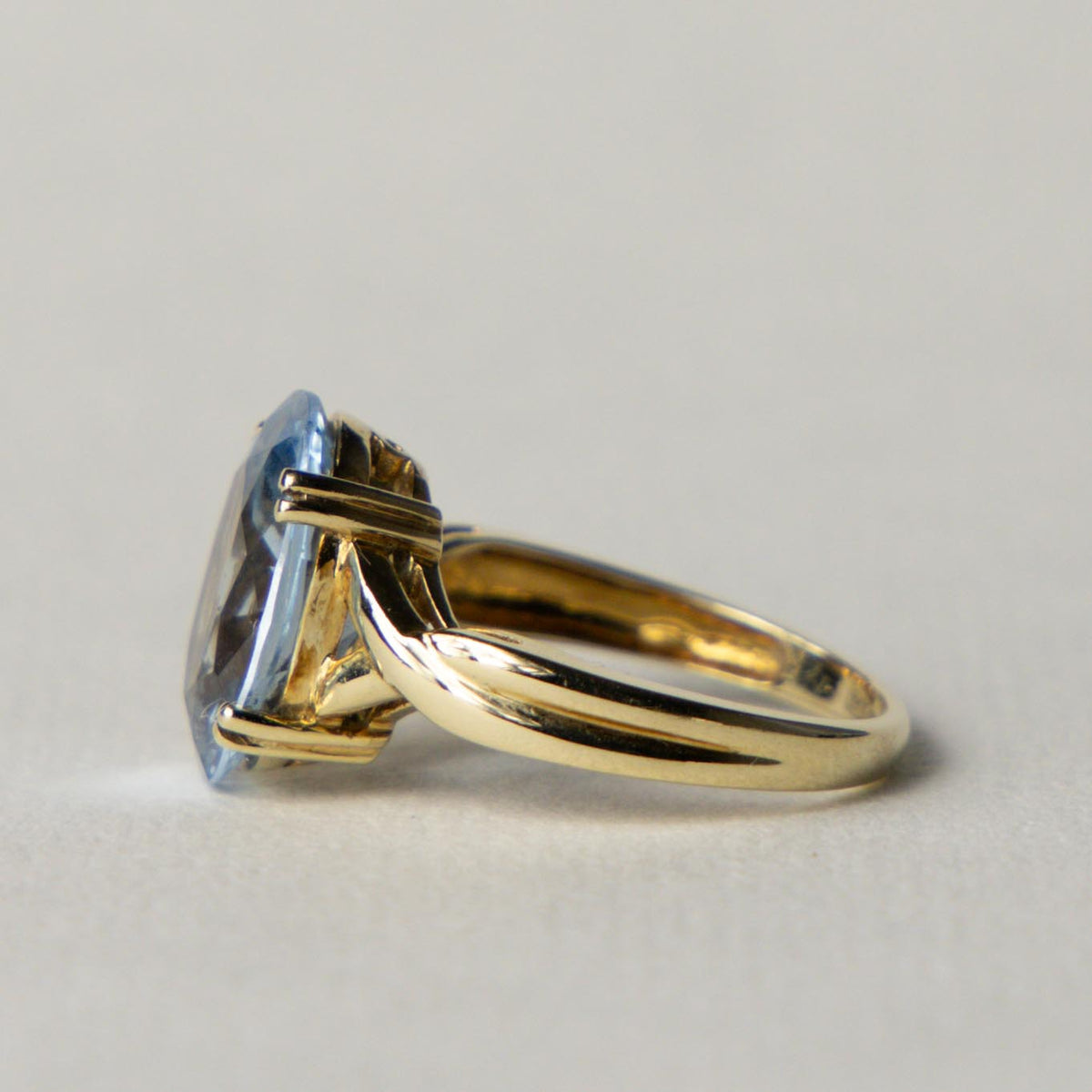 9ct blue topaz solitaire