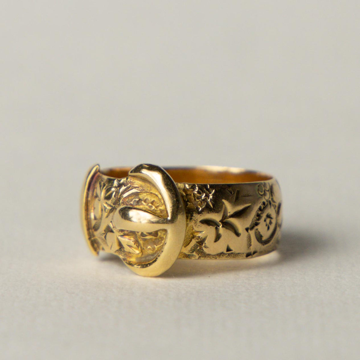 Edwardian 18ct buckle ring