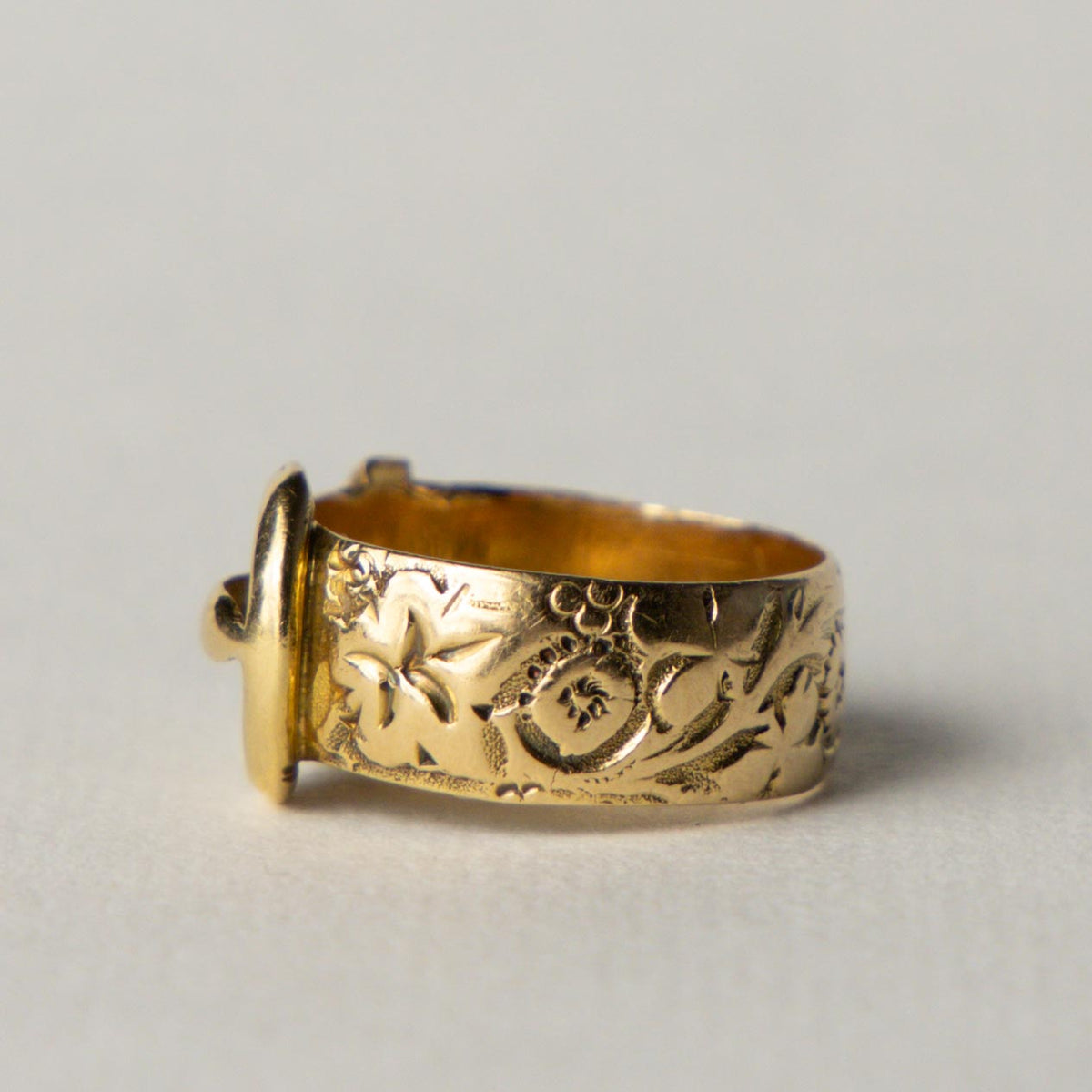 Edwardian 18ct buckle ring
