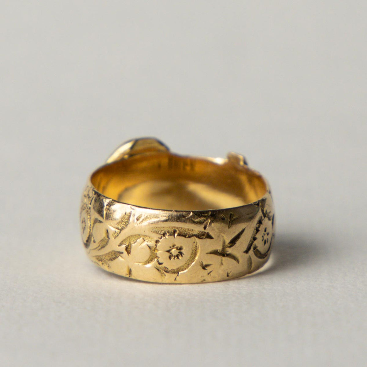 Edwardian 18ct buckle ring