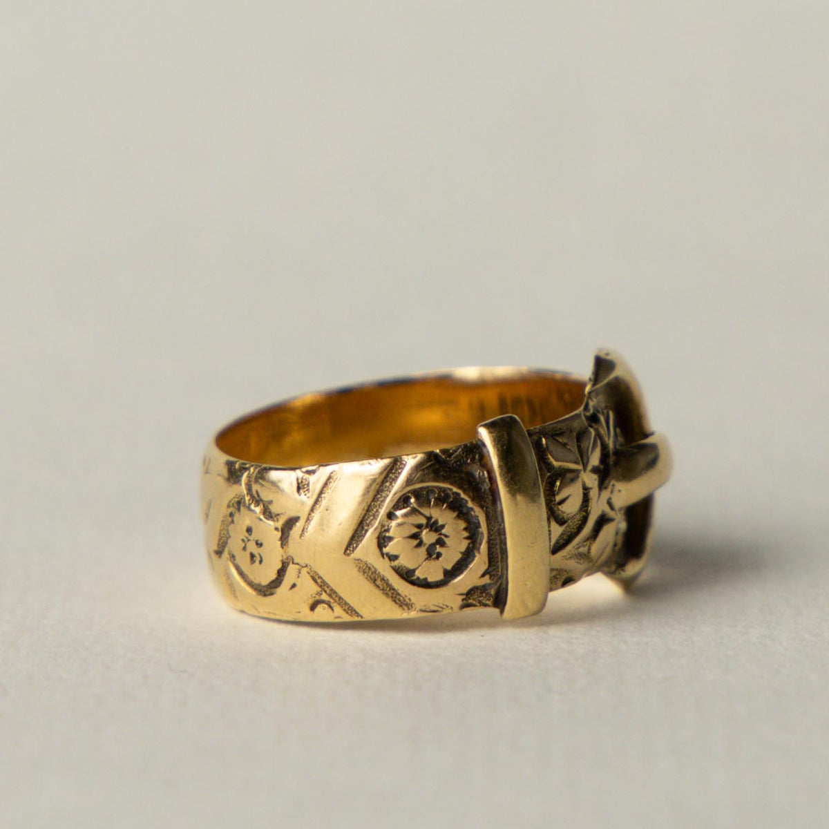Edwardian 18ct buckle ring