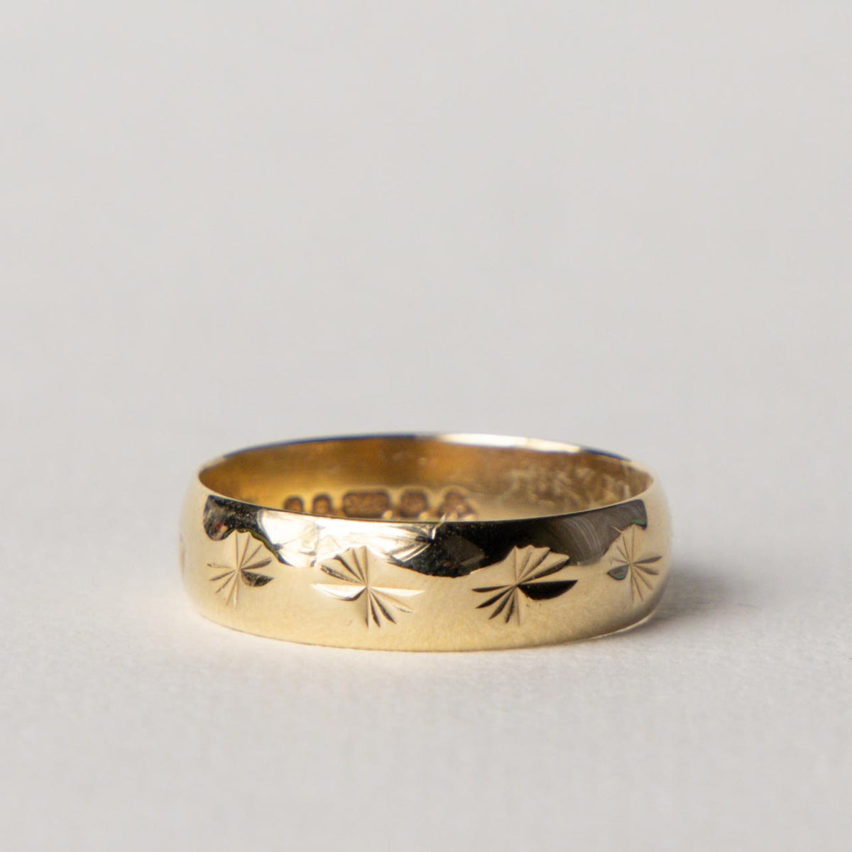 9ct engraved patterned band ring