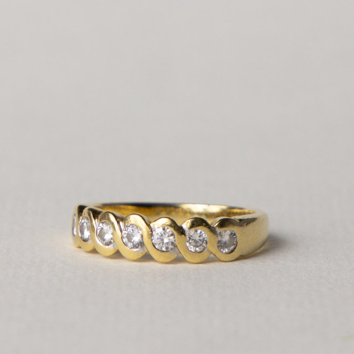 18ct diamond row twist ring