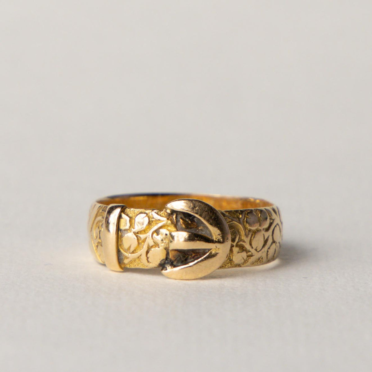Edwardian 18ct gold antique engraved buckle ring