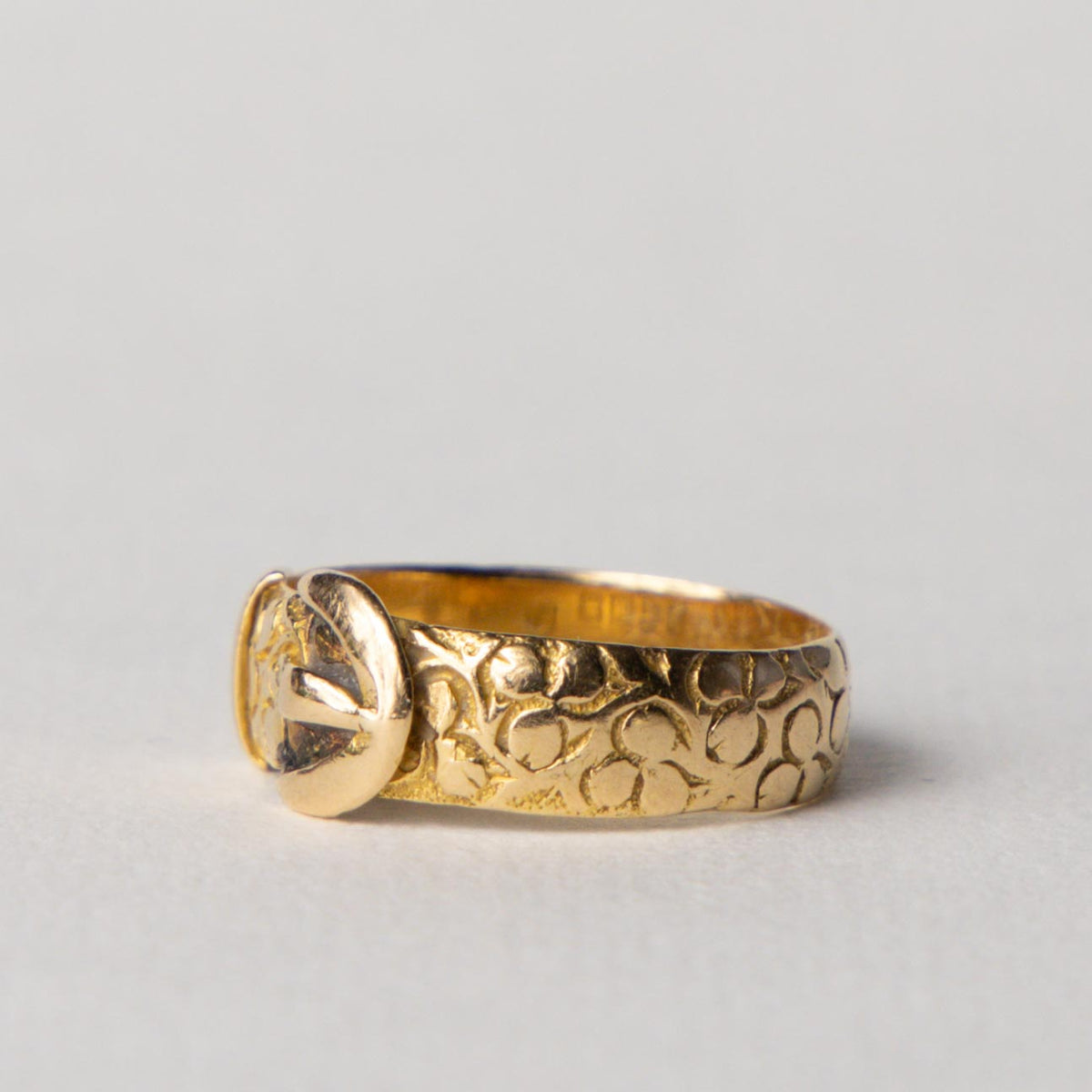 Edwardian 18ct gold antique engraved buckle ring