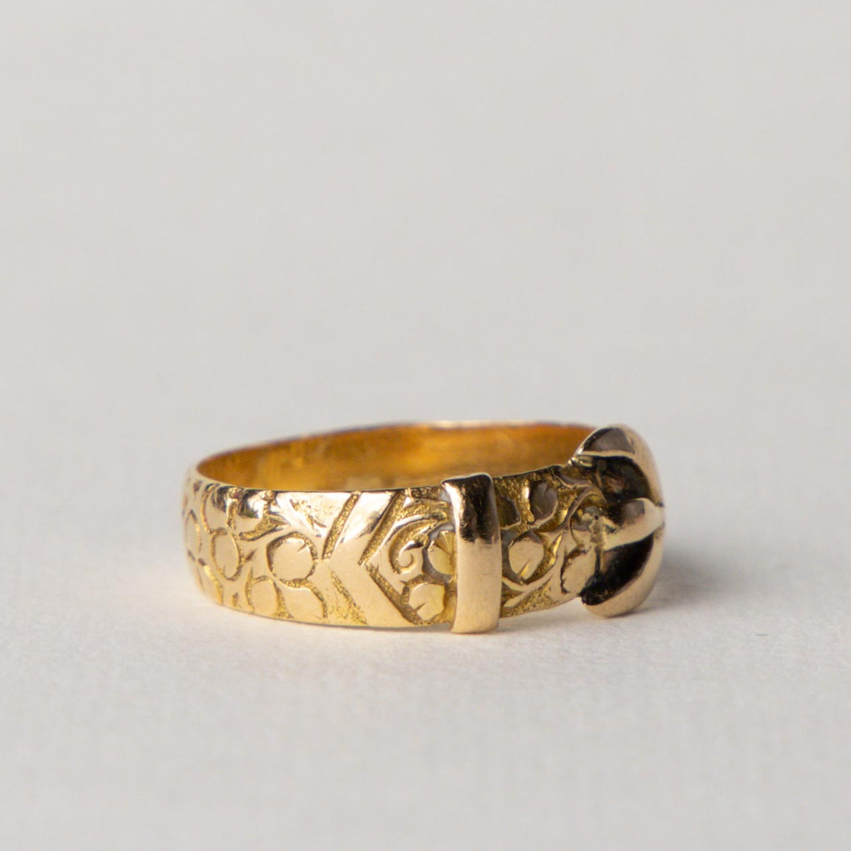 Edwardian 18ct gold antique engraved buckle ring