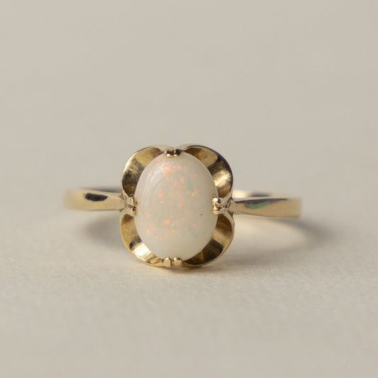 9 carat opal claw set ring