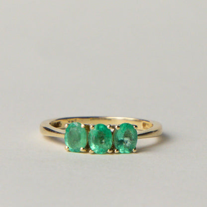 14ct emerald trilogy ring