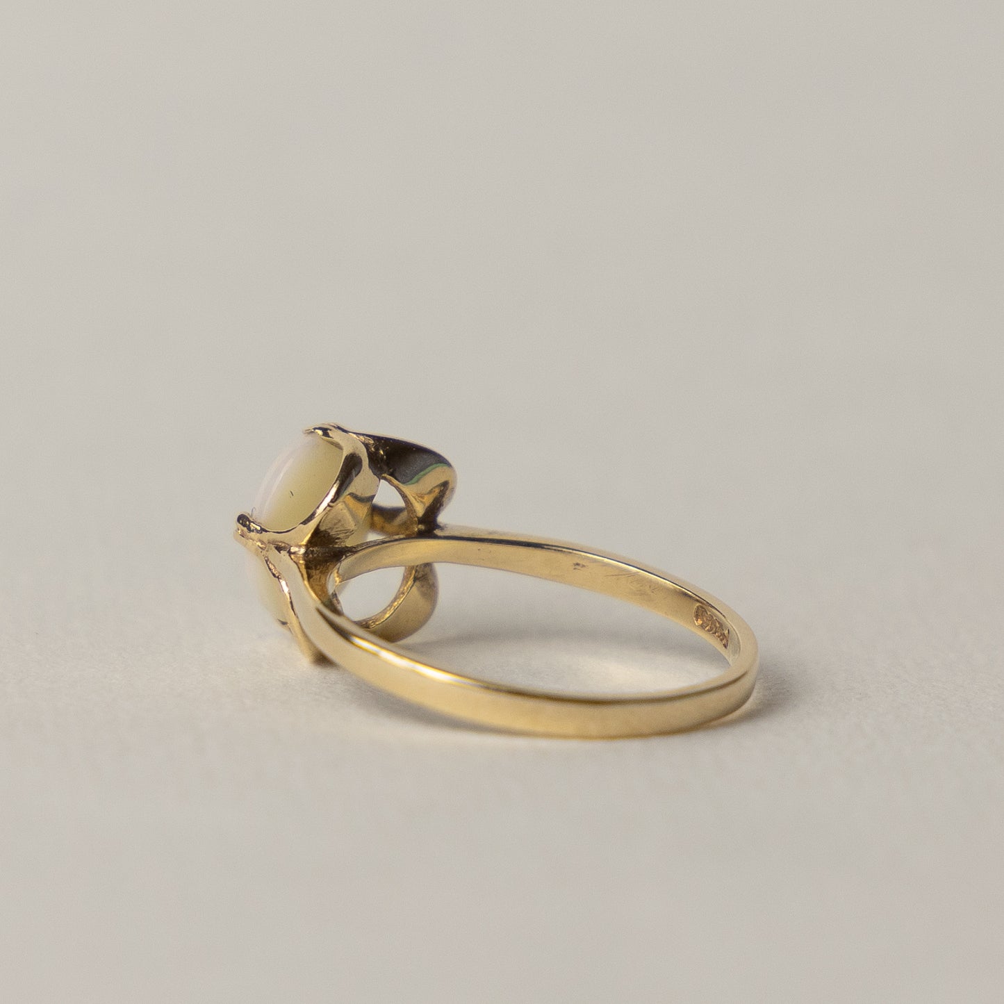 9 carat opal claw set ring