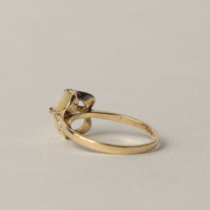 9 carat opal claw set ring