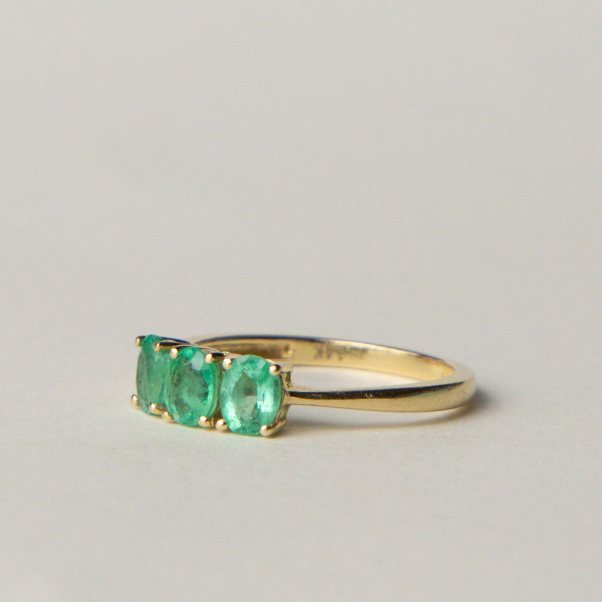 14ct emerald trilogy ring
