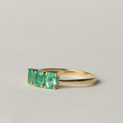 14ct emerald trilogy ring