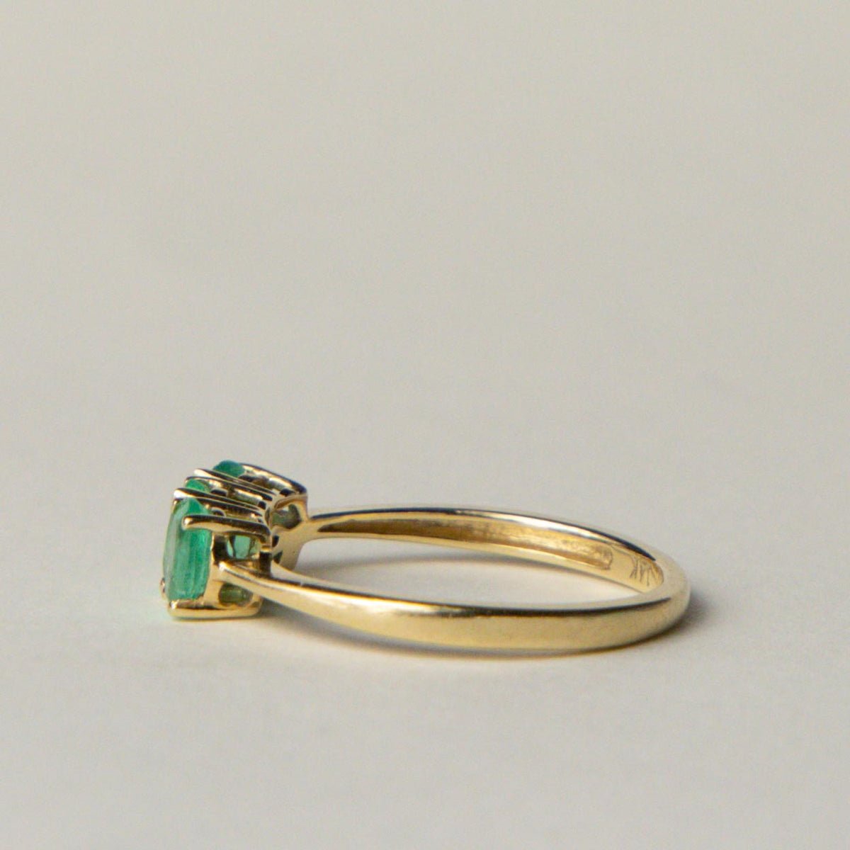 14ct emerald trilogy ring