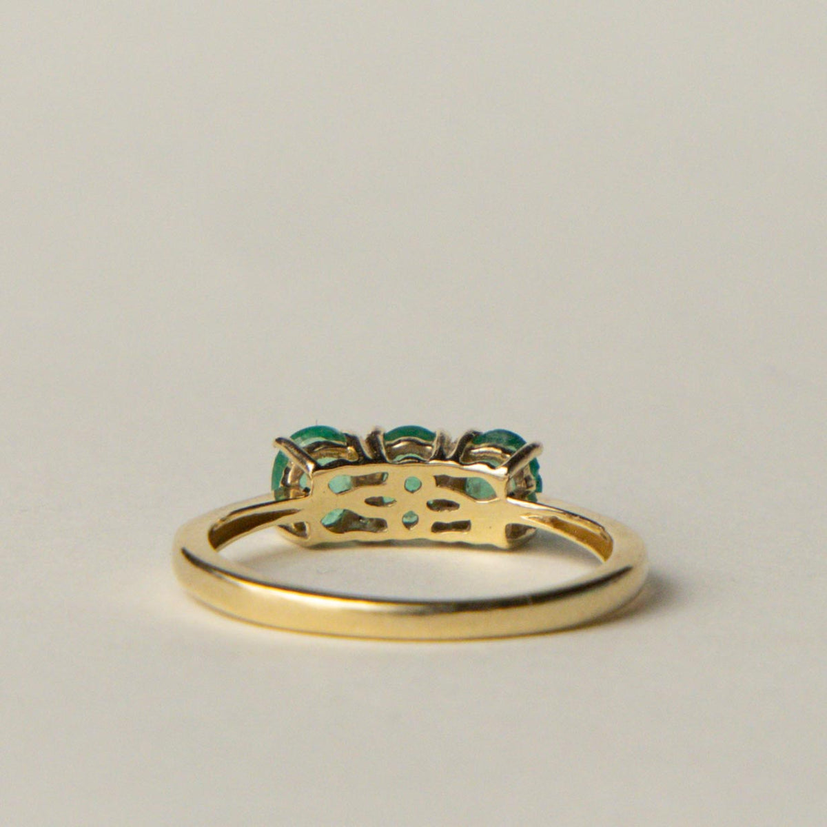 14ct emerald trilogy ring