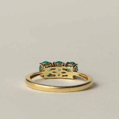14ct emerald trilogy ring