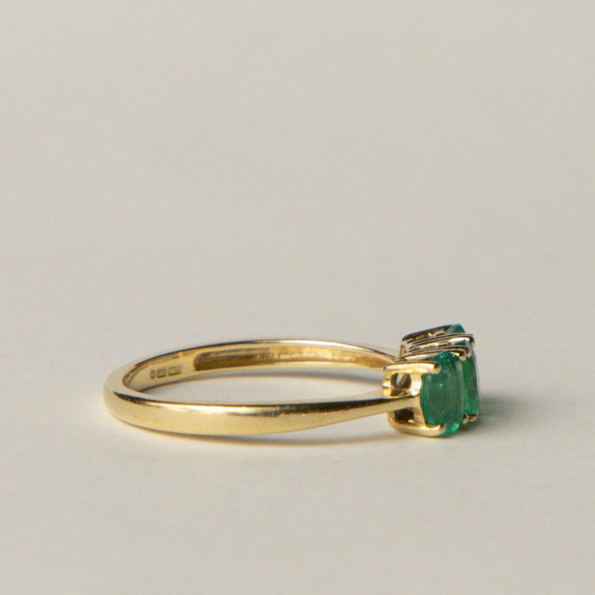 14ct emerald trilogy ring