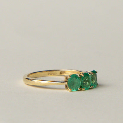 14ct emerald trilogy ring