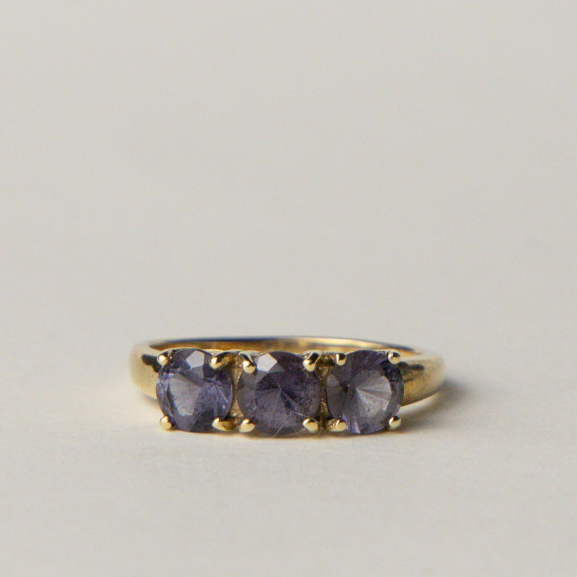 9ct iolite trilogy ring