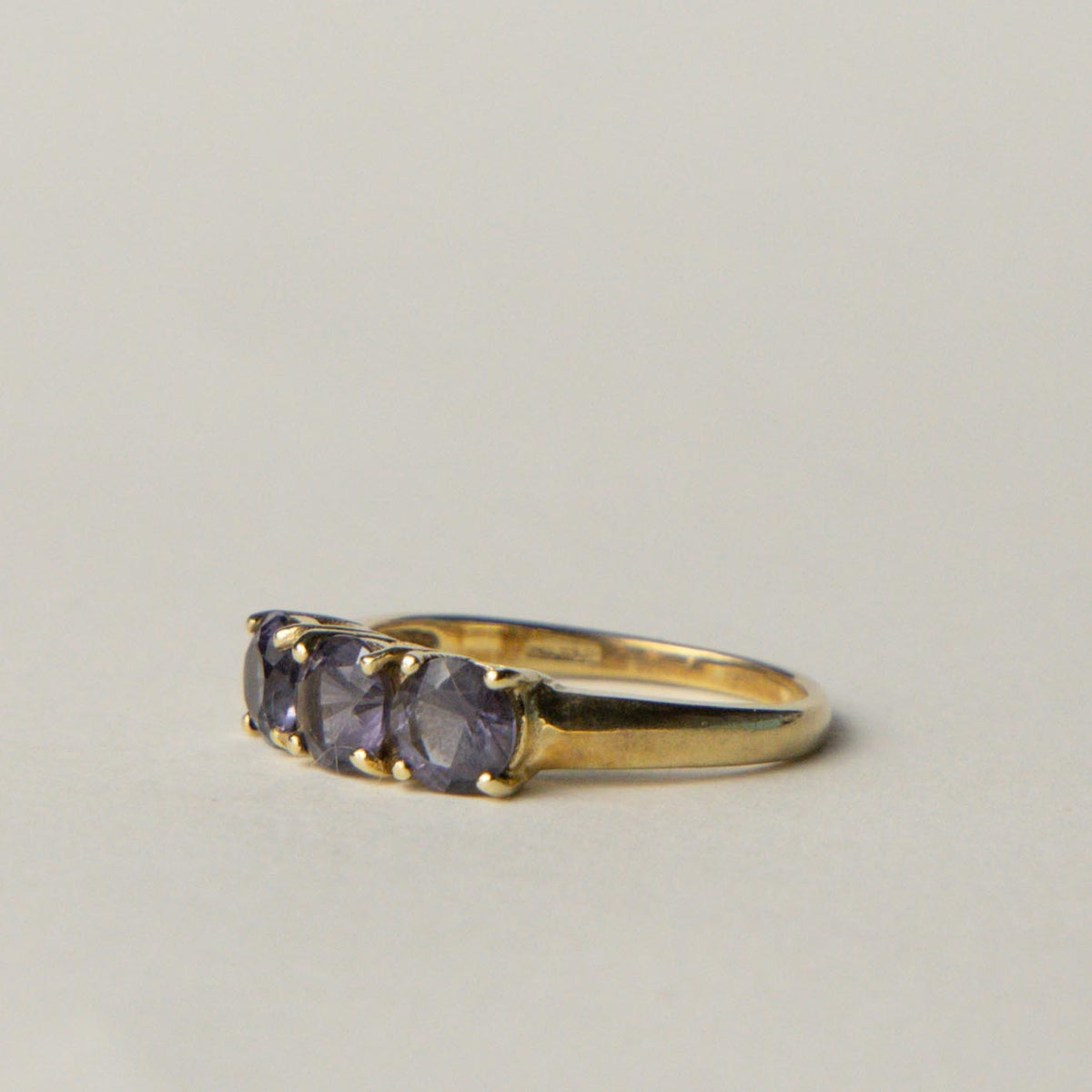 9ct iolite trilogy ring